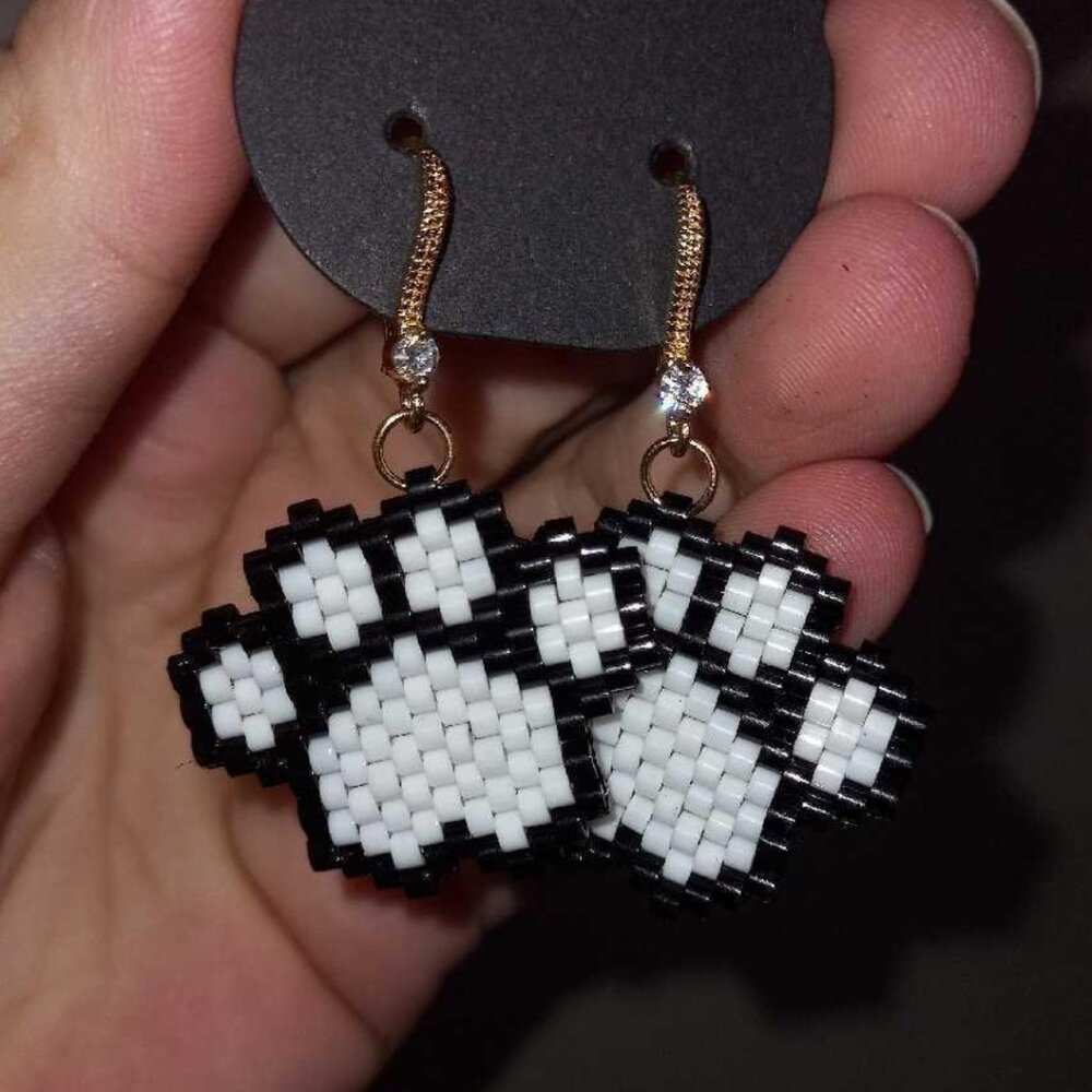 Beaded Paw Print Earrings 💕 Gift for the pet moms – 18K gold plated